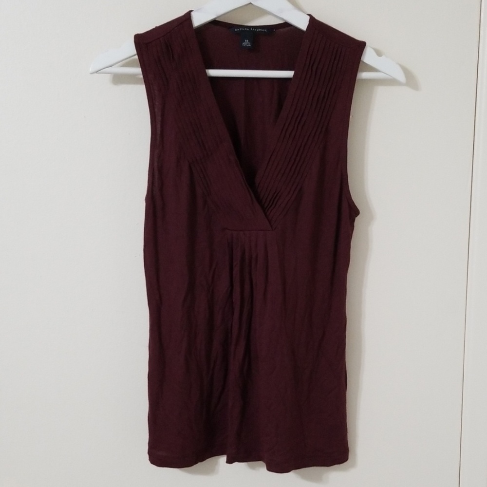 Banana Republic sleevelesd v neck top